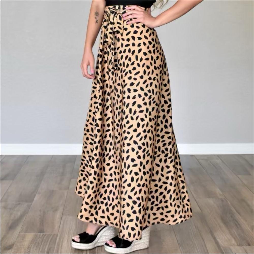 Spotted long skirt w/tie waist and front slit